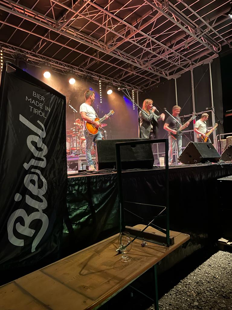 For Life live auf der Bühne